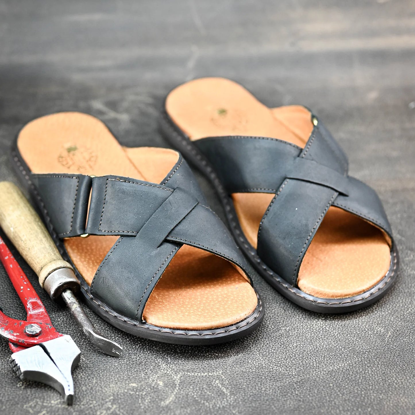Czarne męskie skórzane klapki z paskami – Nero | Jordan Handmade Shoes